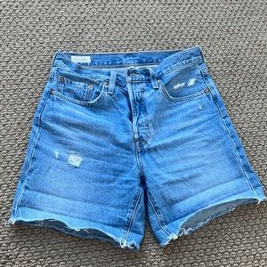 Levi’s 501 mid thigh short